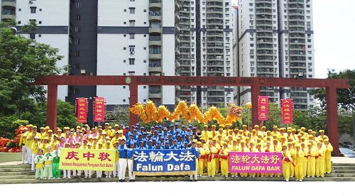 '圖19：法輪功學員在結束首次慶中秋遊行後，向法輪功創始人李洪志師父送上中秋佳節祝福，感謝師父把法輪大法的美好帶給了馬來西亞眾生。'