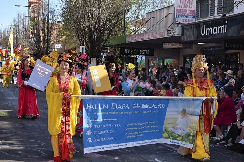 '圖1～4：法輪功學員參加圖文巴第六十七屆花卉嘉年華大遊行'