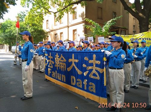 在中共使館前抗議集會