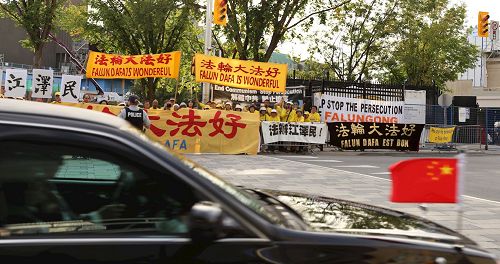 '圖7：週三李克強專車抵達渥太華Westin酒店時，在酒店正門前經過法輪功橫幅，法輪功學員反覆向李克強一行喊話「法輪大法好」、「停止迫害法輪功」、「法辦江澤民」。'