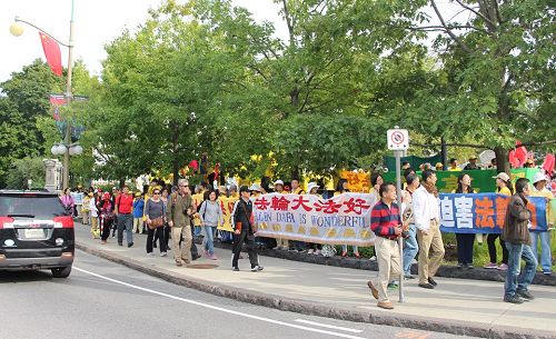 圖6：總督府門前，大陸旅遊團經過法輪功的打橫幅隊伍，有人現場做了三退。