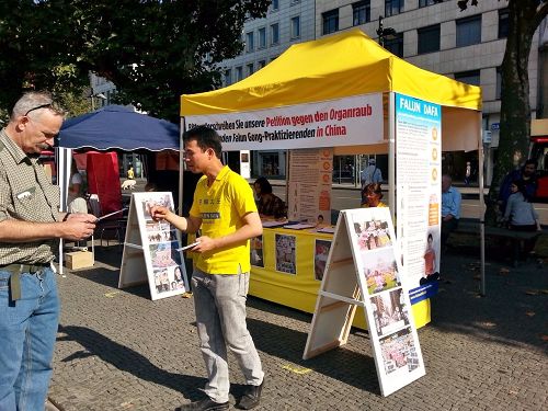 '圖1，法輪功學員在德國「亞琛協會活動日」上展示功法，並講述法輪功無辜遭受中共迫害的真相。'