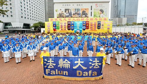 '圖2：天國樂團演奏樂曲祝賀新年。'