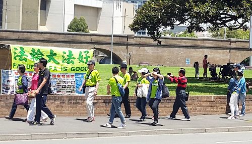 '圖1～3：悉尼魚市場（Sydney Fish Market）旅遊景點前，中國大陸遊客觀看法輪功真相橫幅'