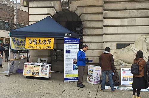 '圖：二零一七年一月二十一日，在諾丁漢老市集廣場上，法輪功學員設立真相展位傳遞真相。'