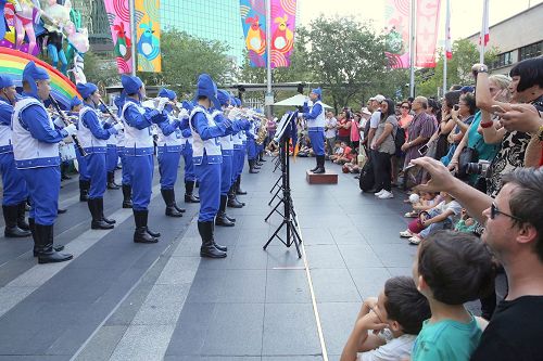 '圖1：悉尼天國樂團在悉尼市中國新年慶祝會上演奏'