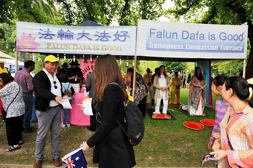 '圖1～3：法輪功學員在一年一度的國慶日遊園會上展示功法、義務教功。遊客了解反迫害真相。'