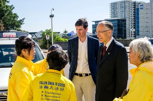 '圖1：西澳南河區（Southern River）議員彼得?阿貝茨（Peter Abetz）來到州議會大廈前支持「汽車之旅」活動。'