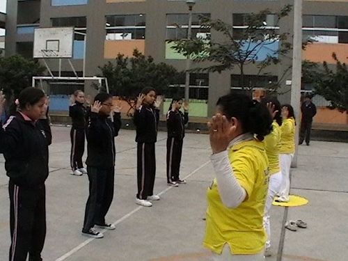 '圖1～8：秘魯首都利馬的特雷莎岡薩雷斯女子中學的師生學煉法輪功'