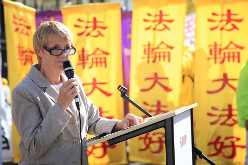 '圖1：奧斯塔麗女士在集會上發表題為「支持中國法輪功學員」的演說。'