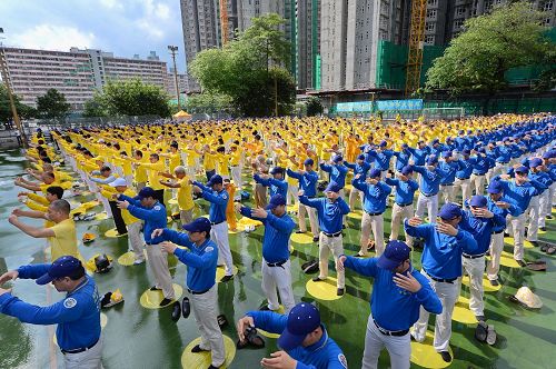 '圖7～8：法輪功學員於活動前的大清早，在長沙灣遊樂場集體煉功'