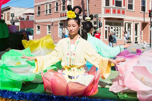 '圖10：法輪功學員在花車上演示功法'