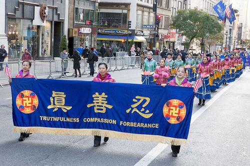 '圖1～7：二零一七年十一月十一日，紐約的法輪功學員參加了美國傳統的老兵節遊行，受到主辦方和觀眾的讚歎。'