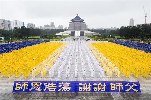 圖7～8：雖然雨不斷，但是法輪功學員仍然祥和的煉功。