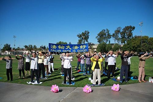 '圖2：二零一七年十一月十八日上午，法輪功學員先在蒙特利公園市（Monterey Park）巴恩斯公園（Barnes Park）集體煉功。'