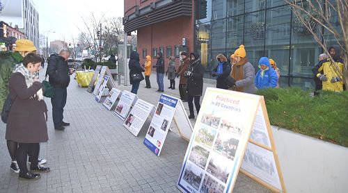 圖1-3：波蘭法輪功學員展示法輪功的五套功法