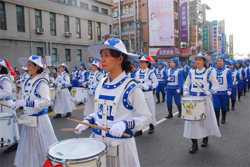 '圖1～5：參加國際管樂節踩街活動的天國樂團。'