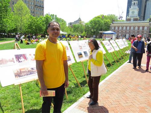 '圖1：在接觸法輪功一年之後，Santhosh到費城自由鐘景點參加集體煉功'