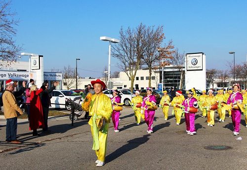 '圖1～4：2017年12月3日，多倫多天國樂團和腰鼓隊參加了密西沙加市的聖誕遊行。'