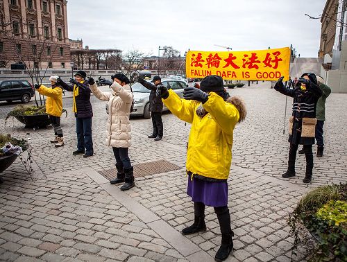 '圖1，瑞典法輪功學員在錢幣廣場上舉辦法輪大法信息日活動'