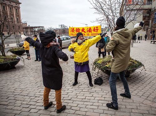 '圖3，有緣人當場學煉法輪功。'