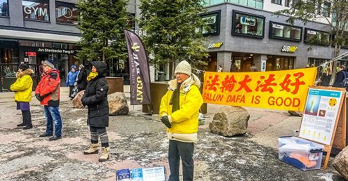 '圖1：法輪功學員在瑞典的硅谷（Kista） 舉辦法輪大法信息日活動'