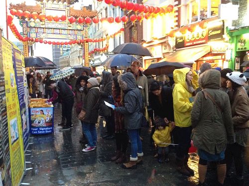 '圖3：二零一七年一月二十九日，法輪功學員在倫敦唐人街冒雨向各國民眾講真相、呼籲制止迫害'