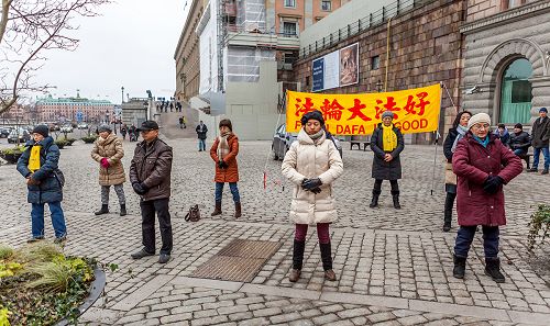 瑞典法輪功學員在錢幣廣場上舉辦法輪大法信息日活動