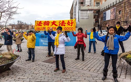 '圖1：法輪功學員在皇宮旁的錢幣廣場上展示法輪功功法'