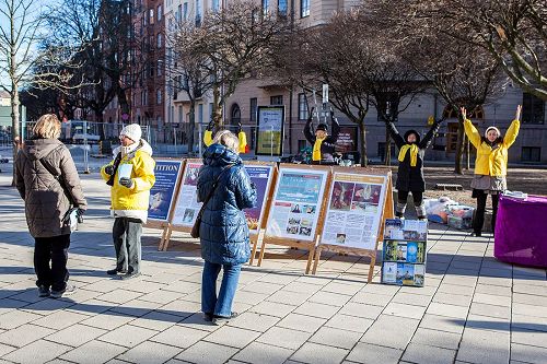 '圖2：明白真相的人們主動簽名，支持法輪功學員反迫害。'