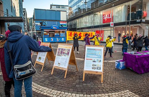 '圖5：地鐵站附近舉辦法輪大法信息日活動'