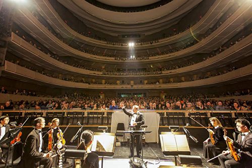 圖1：神韻藝術團於二月二十八日至三月二日，在加拿大多倫多四季表演藝術中心上演了四場演出，場場爆滿。圖為二月二十八日晚演出座無虛席的盛況。