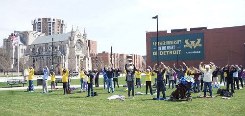 '法輪功學員在韋恩州立大學煉第二套功法：法輪樁法'