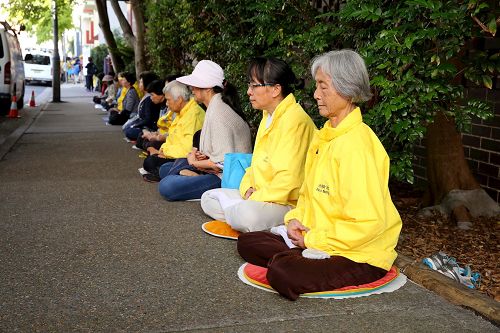 '圖1：二零一七年四月二十日（週四）上午，部份澳洲悉尼法輪功學員在中領館對面的街道上和平請願，要求釋放在今年三月底被綁架的中國陝西省法輪功學員李玉華和劉春霞。'