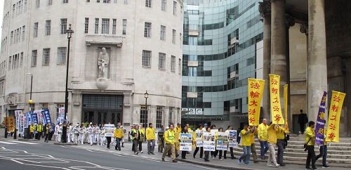 '圖2～4：二零一七年四月二十二日，英國法輪功學員在倫敦市中心主要商業街道上反迫害遊行'