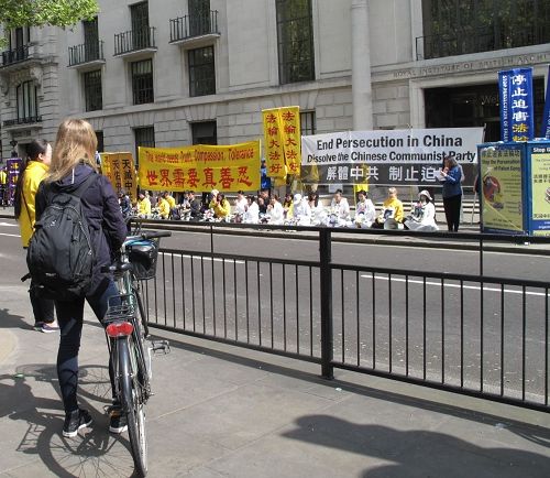 '圖12：二零一七年四月二十二日，在英國讀書的丹麥女孩在倫敦中使館前聆聽法輪功學員的新聞發布會'