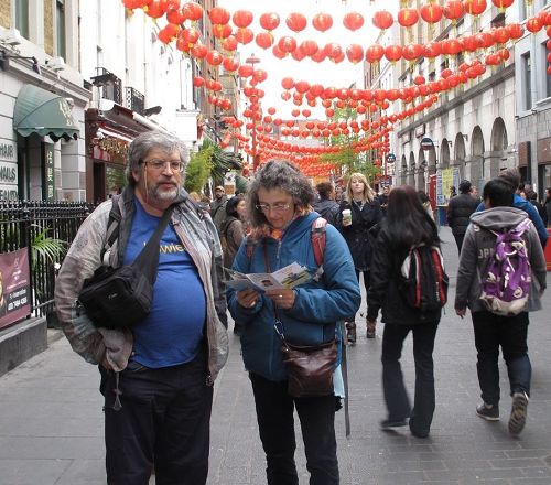 '圖13：二零一七年四月二十二日，上世紀九十年代聽說過法輪功的英國女士珍妮和丈夫在倫敦唐人街上碰到紀念「四﹒二五」法輪功學員和平上訪十八週年的遊行隊伍'