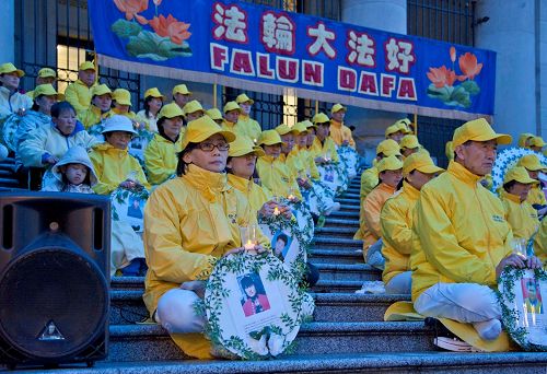 '圖1～2：4月22日下午，溫哥華法輪功學員在市中心藝術館前舉行大型法輪功功法演示和燭光守夜活動'