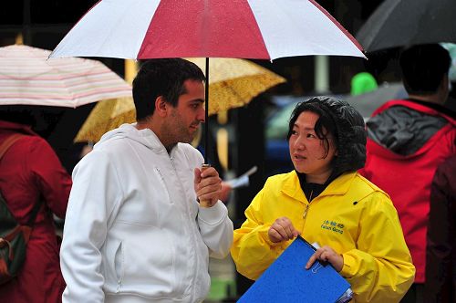 '圖9～10：溫哥華市民冒雨停留傾聽法輪功真相'