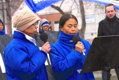 '圖2：法輪功學員江宏女士在集會上揭露中共將他父親迫害致死，並活體摘取器官的罪惡。'