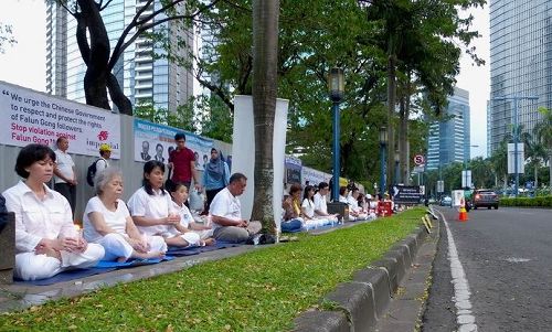 '圖1，法輪功學員們在中使館對面靜坐，紀念「四二五」和平上訪十八週年'