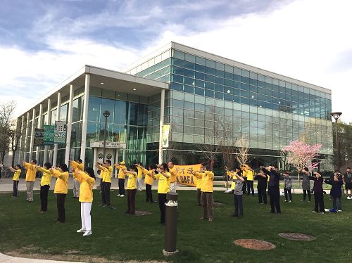 '圖2～4：在底特律市內的韋恩州立大學校園（Wayne State University）中心的噴泉角集體煉功。'