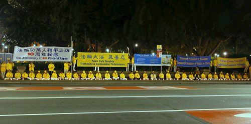 '圖4：傍晚，悉尼法輪功學員在市中心的海德公園舉辦燭光守夜紀念「四二五」十八週年，呼籲制止迫害。'