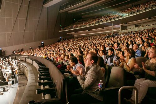 '圖3：美國神韻巡迴藝術團在墨西哥的演出吸引了當地眾多主流觀眾慕名前來觀賞。圖為：四月一日下午，神韻巡迴藝術團在墨西哥巡演的最後一場演出，在普埃布拉大都會劇院觀眾們雷鳴般的掌聲中落幕。'