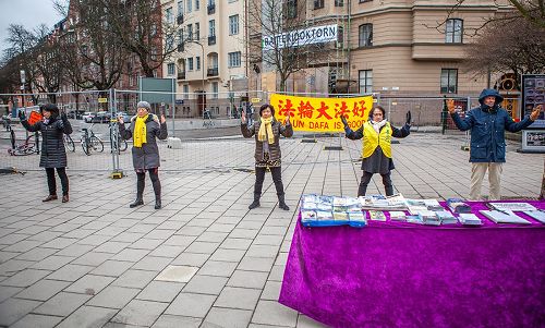 '圖1：瑞典法輪功學員在斯德哥爾摩Karlaplan地鐵站附近舉辦法輪大法信息日活動'