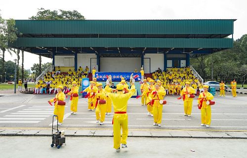 '圖9：腰鼓表演慶祝世界法輪大法日。'