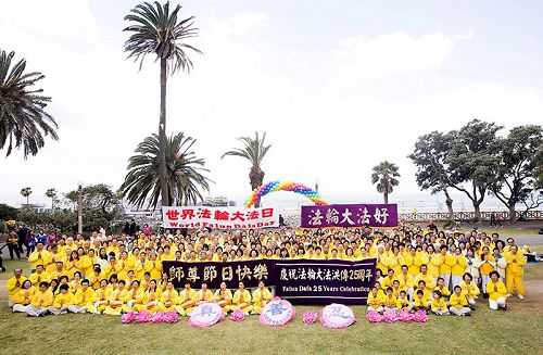 '圖1：大洛杉磯地區的部份法輪功學員集體合影，齊聲恭祝師父生日快樂，表達對師父的感恩。'