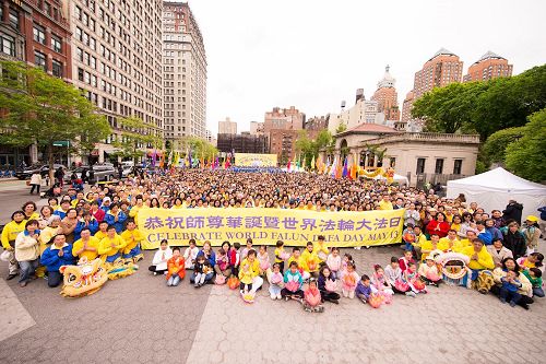 '圖8：當天參加活動的法輪功學員合影，恭祝李洪志師父華誕。'