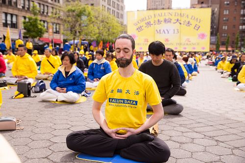 圖1-4：五月十一日清晨，各族裔法輪功學員在曼哈頓中城聯合廣場集體煉功，跟民眾分享大法的美好。