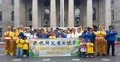 '圖1：愛爾蘭法輪功學員恭祝師父生日快樂'